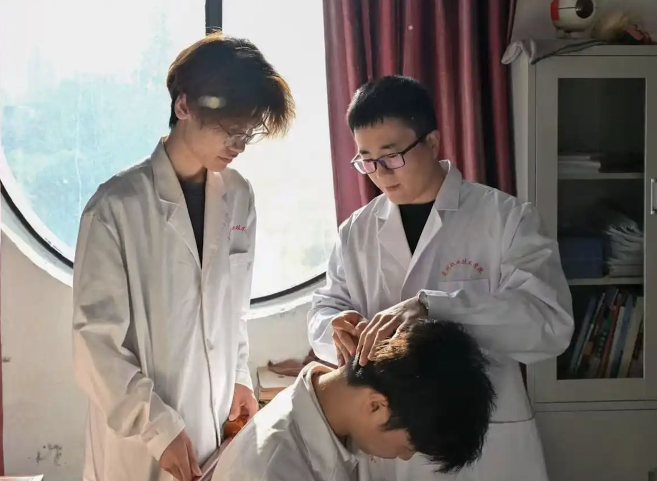 三针退热，年少有为！列车上幼儿高烧不退，亳州职业技术学院中医学子用三棱针急救