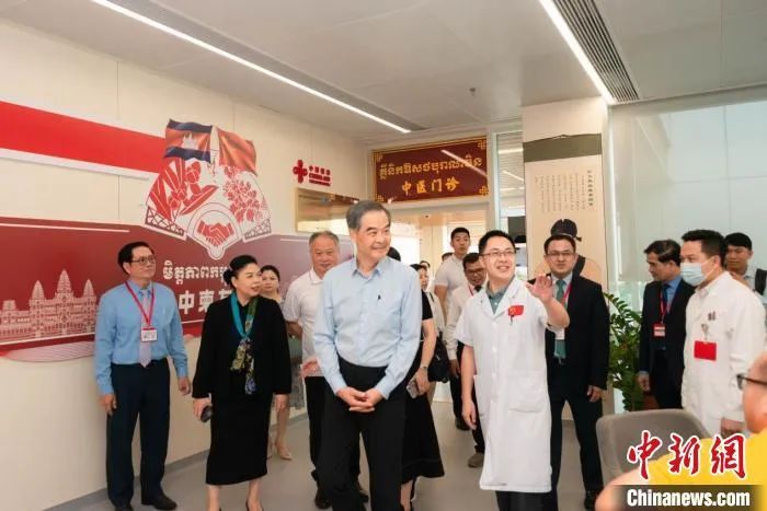 梁振英访问柬埔寨考斯玛中柬友谊医院中医门诊 梁振英访问柬埔寨考斯玛中柬友谊医院中医门诊