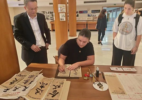 中医药文化展走进希腊,当地观众“花式”体验中国传统文化 中医药文化展走进希腊,当地观众“花式”体验中国传统文化