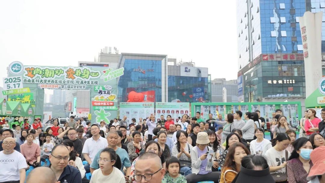把脉、艾灸、拔罐……这场夜市把中医养生玩出“新国潮”