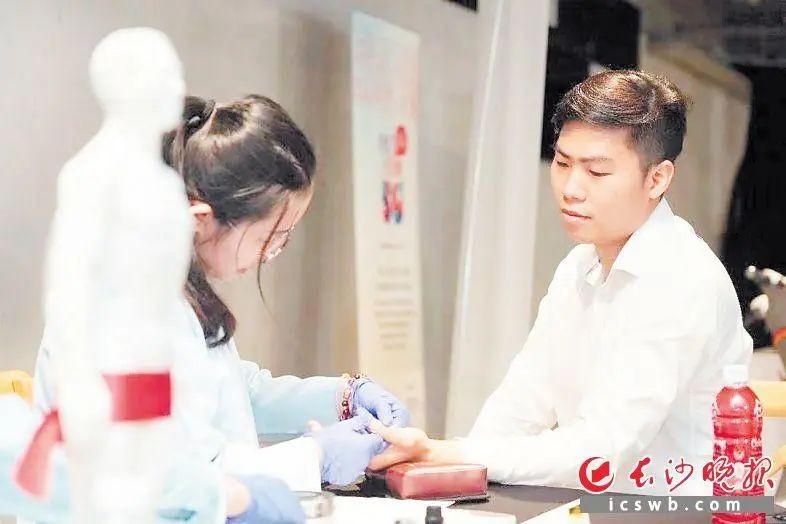 “感谢中医，让我成为发光的自己！”马来西亚女孩来中国8年追梦中医，将中医带回家乡