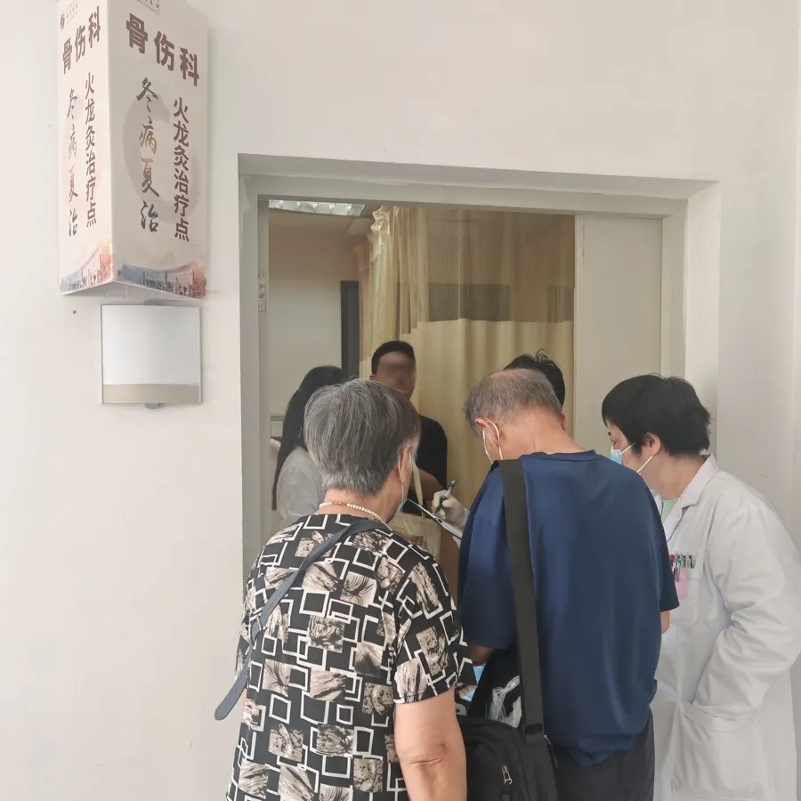 半天耗费100公斤生姜！年轻人热衷“背上卧火龙”，一次300多元，开诊32个名额秒没