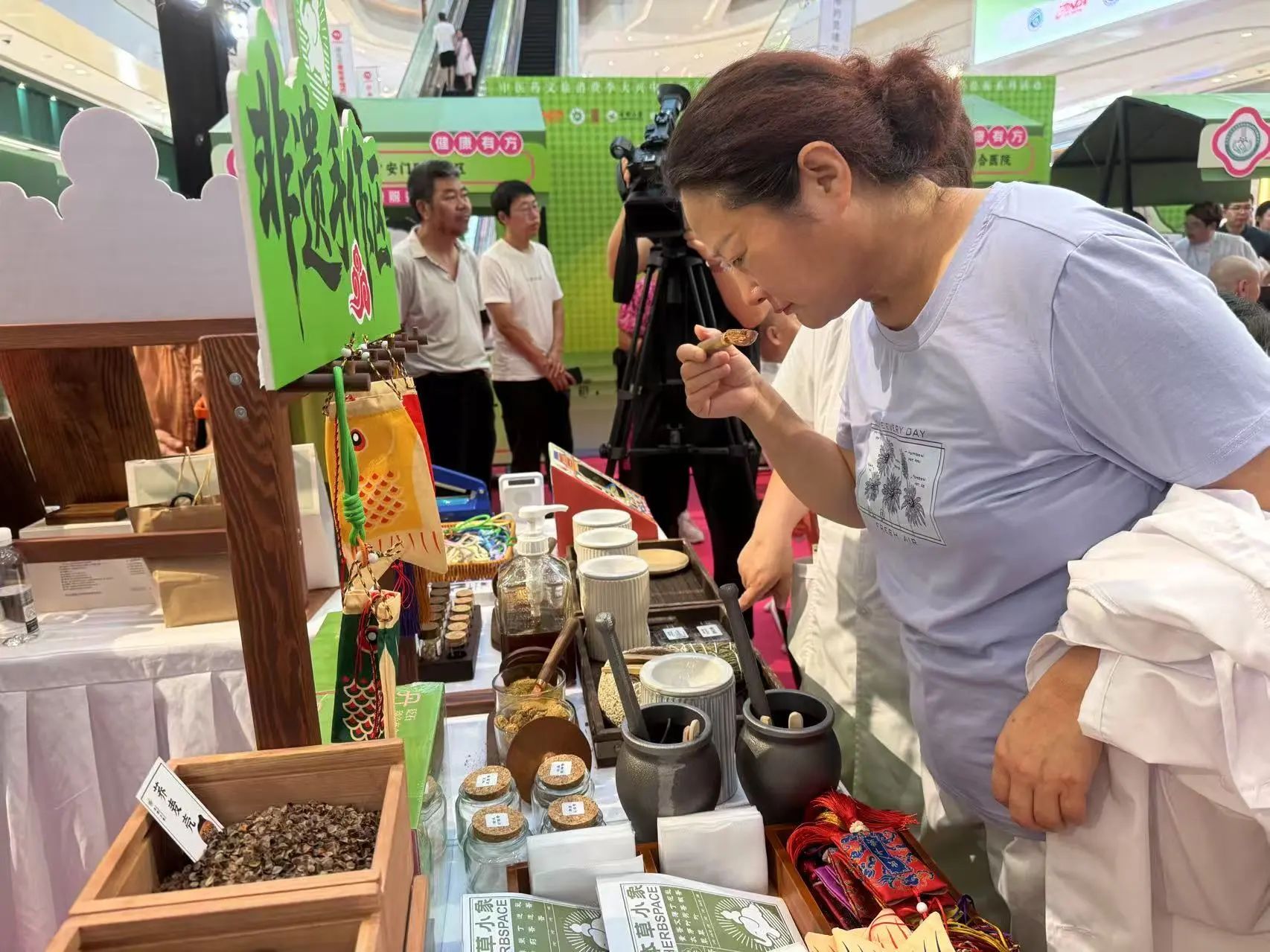 在现代商圈体验中医集市！北京大兴这个商场的中医药文化活动吸引市民来打卡