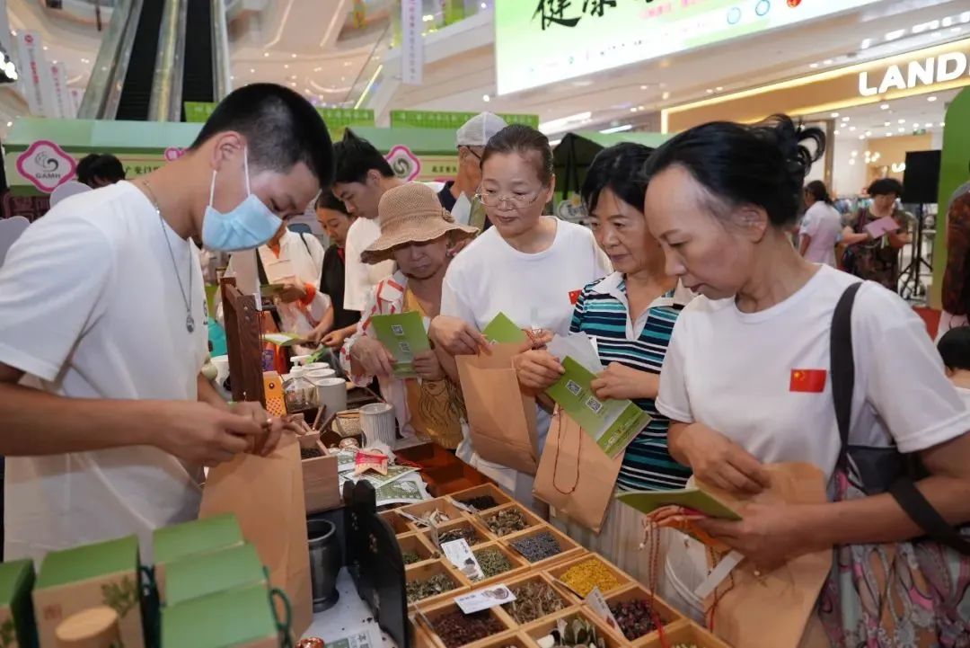 在现代商圈体验中医集市！北京大兴这个商场的中医药文化活动吸引市民来打卡