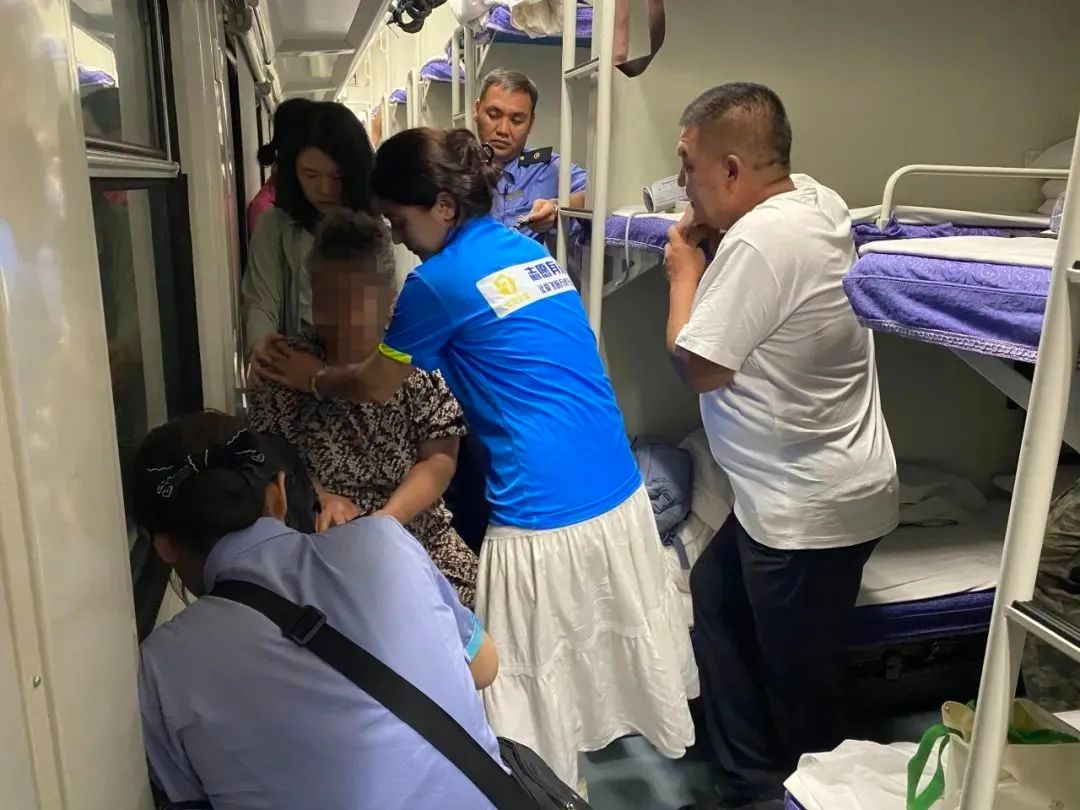 深夜列车，妙手回春！山东支教师生巧用中医施救，3分钟帮助老人脱离险境