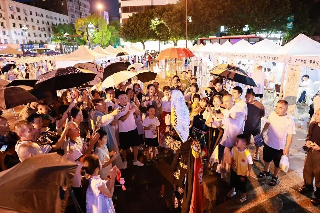 中医专家“家门口”坐诊！四川成都名中医流动车进基层暨中医集市举办
