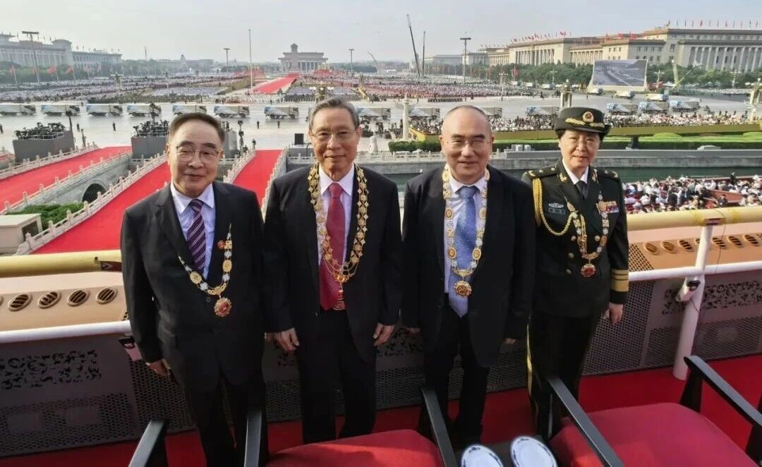 中医药人铭记历史为人民健康护航！国医大师张伯礼受邀观礼阅兵仪式有感，即兴作诗两首