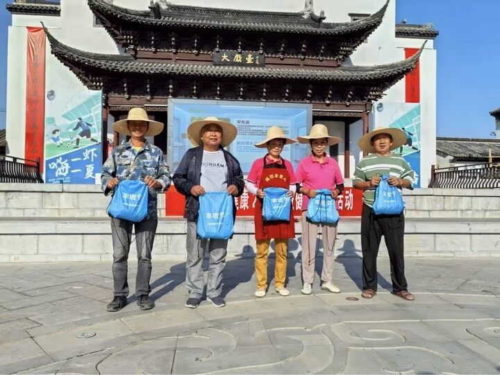 “草帽义诊”进乡村，喜迎丰收节里的中医“健康礼”