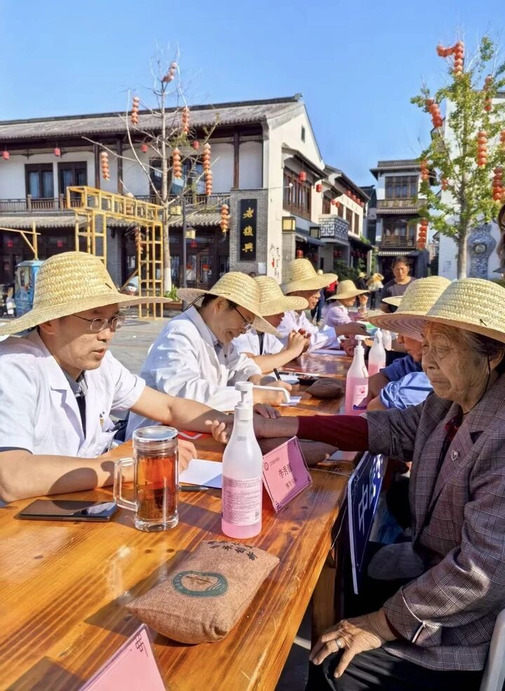 “草帽义诊”进乡村，喜迎丰收节里的中医“健康礼”