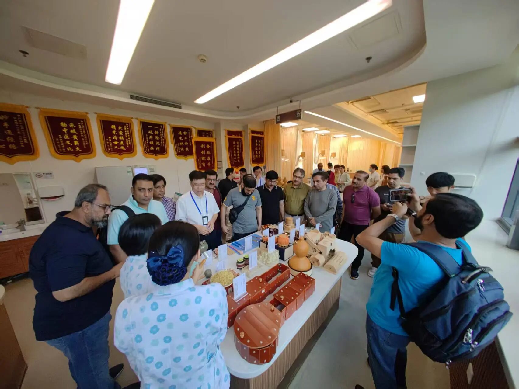 国庆旅游不看风景看 “中医”！巴基斯坦医生团为何专程打卡深圳这家中医院？