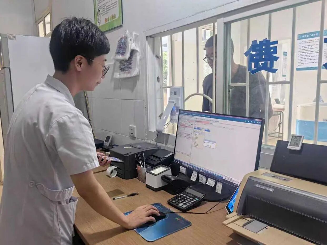 小小乡村中医阁为啥天天满员?原来是有位“艾”姑娘!老人们说“比吃药还管用” 小小乡村中医阁为啥天天满员?原来是有位“艾”姑娘!老人们说“比吃药还管用”