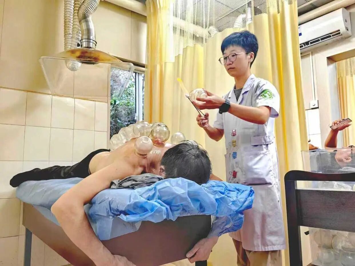 小小乡村中医阁为啥天天满员?原来是有位“艾”姑娘!老人们说“比吃药还管用” 小小乡村中医阁为啥天天满员?原来是有位“艾”姑娘!老人们说“比吃药还管用”