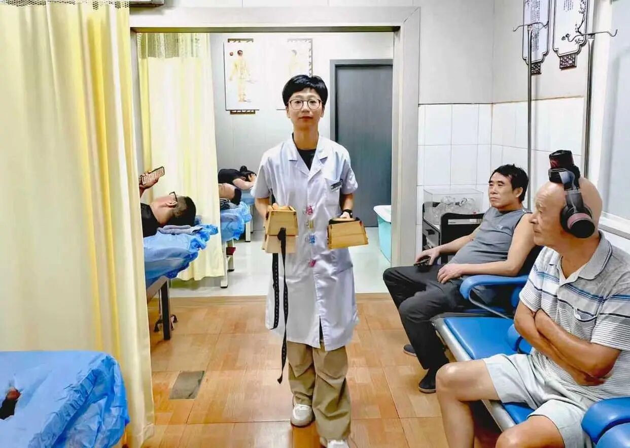 小小乡村中医阁为啥天天满员？原来是有位“艾”姑娘！老人们说“比吃药还管用”