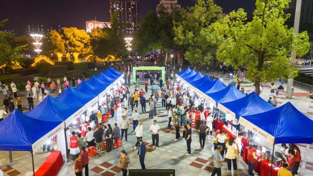 湖南娄底市中医医院举办中医药健康夜市！点亮 “敬老月” 民生健康图景​