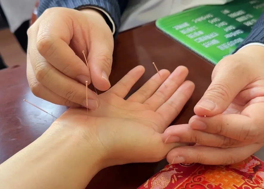 中医门诊超火爆，中药处方不用等……为啥青岛百姓成了中医药的“忠实粉丝”？