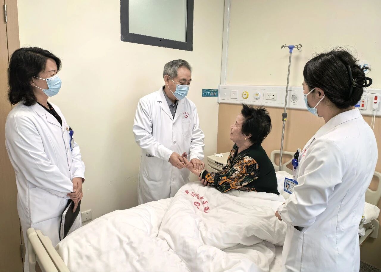 “传承的核心是思维的传递，而非单纯的方剂背诵”！看全国名中医陈宝贵如何践行“衷中参西”~