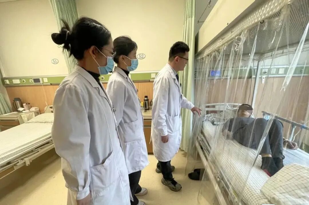 他将锦旗送到这家中医院,只因父亲生命垂危之际,中西医联手抢回生命…… 他将锦旗送到这家中医院,只因父亲生命垂危之际,中西医联手抢回生命……