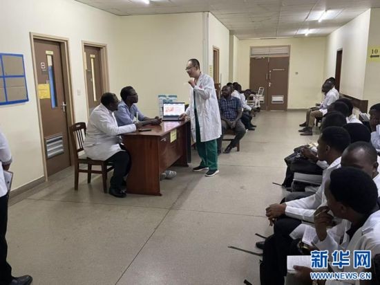 中国援坦桑尼亚医疗队在当地举办中医专题讲座