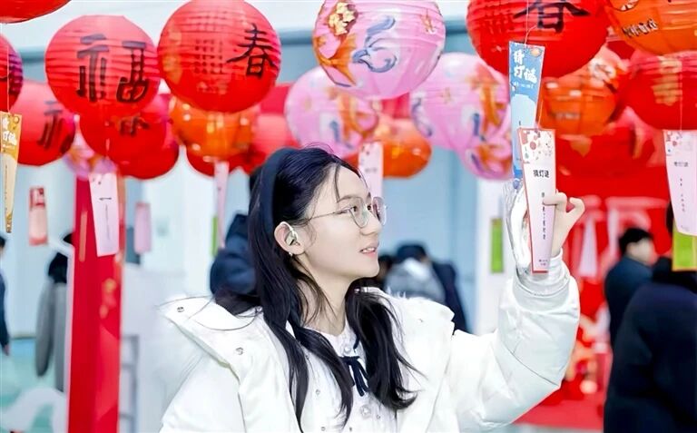 新春走基层｜猜灯谜、剪窗花、饮茶饮……游园会演绎“中医药里中国年”