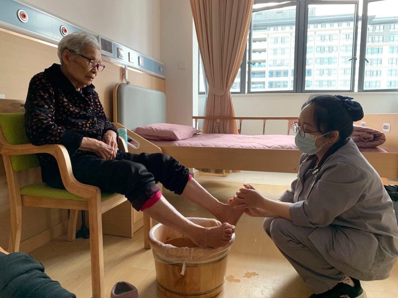 86岁婆婆点赞：“比在家还安心！”这家中医院把中医药特色融入养老全过程