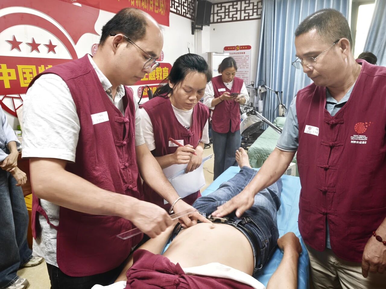 为边境群众筑牢健康防线！“村医赋能计划”走进广西百色、桂平