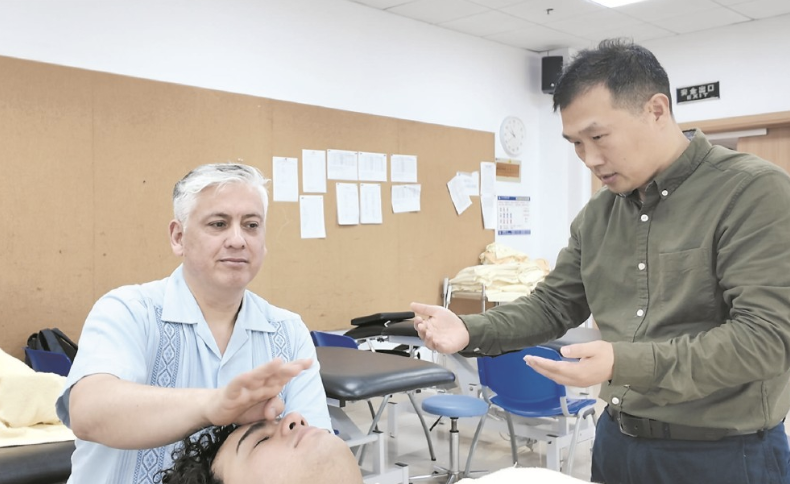 “我想成为一名真正的中医!”一对智利父子远渡重洋来到上海学中医,他们说中医学无止境 “我想成为一名真正的中医!”一对智利父子远渡重洋来到上海学中医,他们说中医学无止境