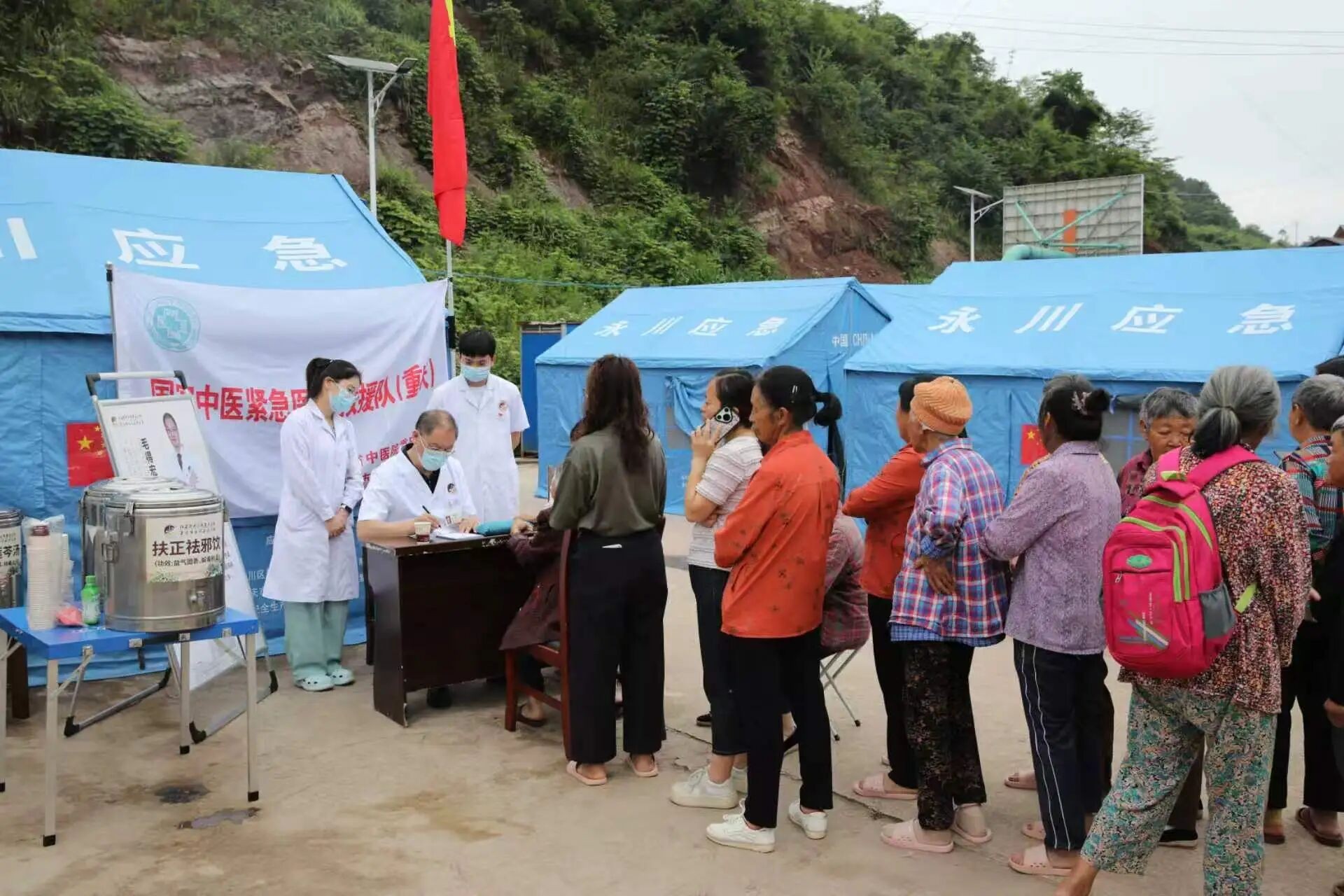 中医药筑起“清凉防疫墙”！江苏省中医院重庆医院三款药汤进安置点