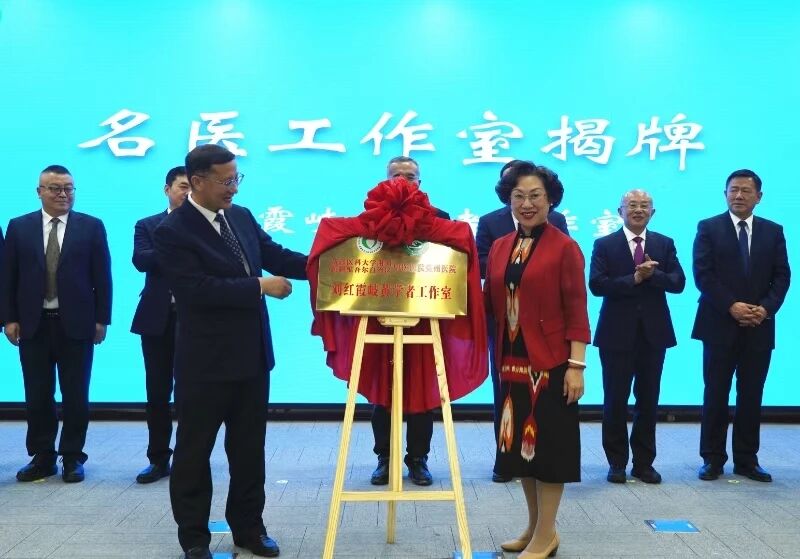 寻找中医绝活｜“一罐一针”破解银屑病难题！天山刘氏皮科治疗牛皮癣很“牛”