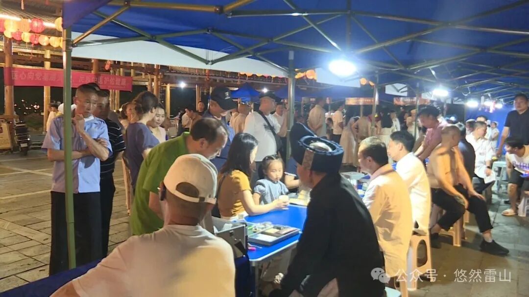 好热闹！中医康养文化夜市“点亮”苗乡夜色