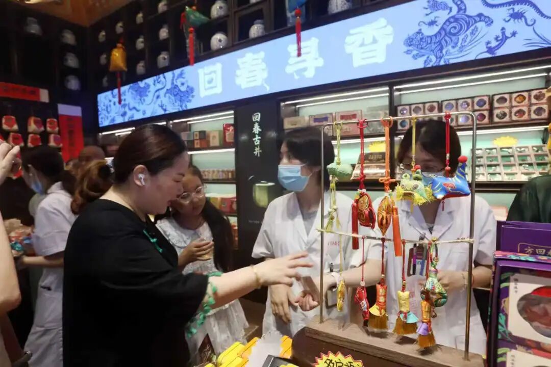 端午佳节,杭州这条古街上,艾草、菖蒲与荷花的清香飘满街巷…… 端午佳节,杭州这条古街上,艾草、菖蒲与荷花的清香飘满街巷……
