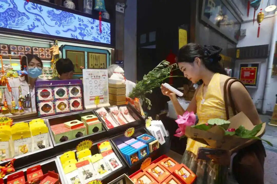端午佳节,杭州这条古街上,艾草、菖蒲与荷花的清香飘满街巷…… 端午佳节,杭州这条古街上,艾草、菖蒲与荷花的清香飘满街巷……