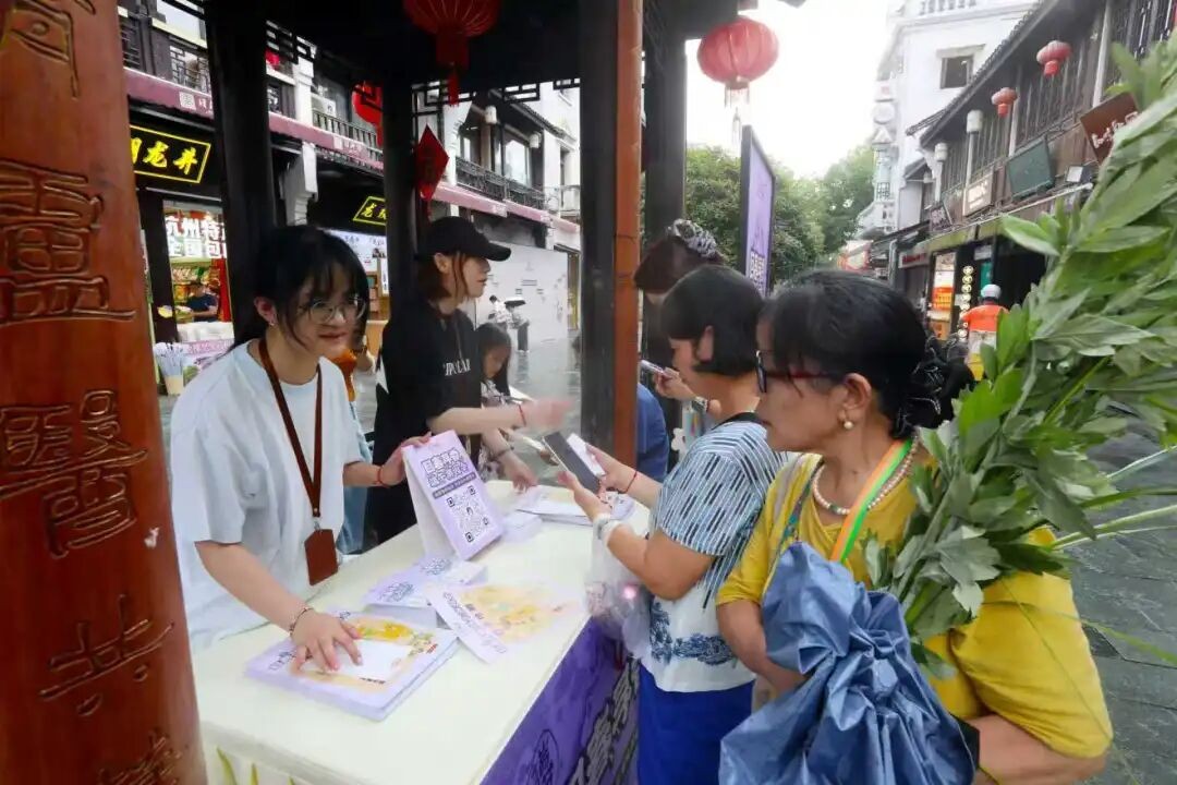 端午佳节，杭州这条古街上，艾草、菖蒲与荷花的清香飘满街巷……