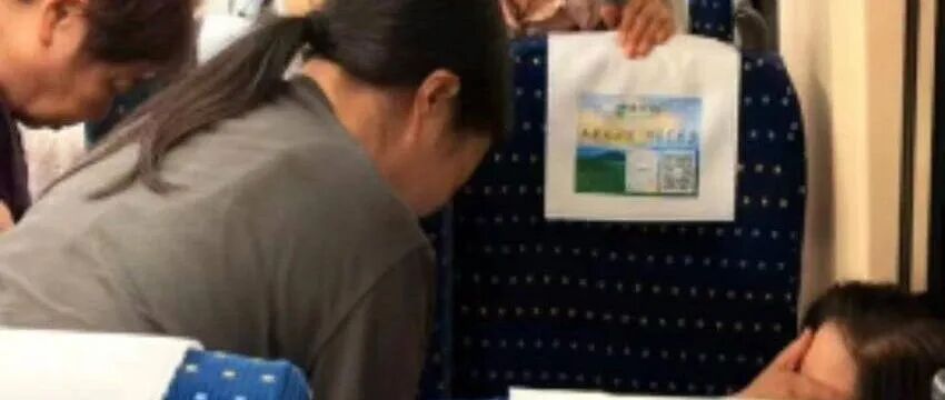 “哪位乘客有木梳和护手霜,借用一下?”旅客列车上突发胸痛,中医护士巧用木梳柄点按穴位施救 “哪位乘客有木梳和护手霜,借用一下?”旅客列车上突发胸痛,中医护士巧用木梳柄点按穴位施救