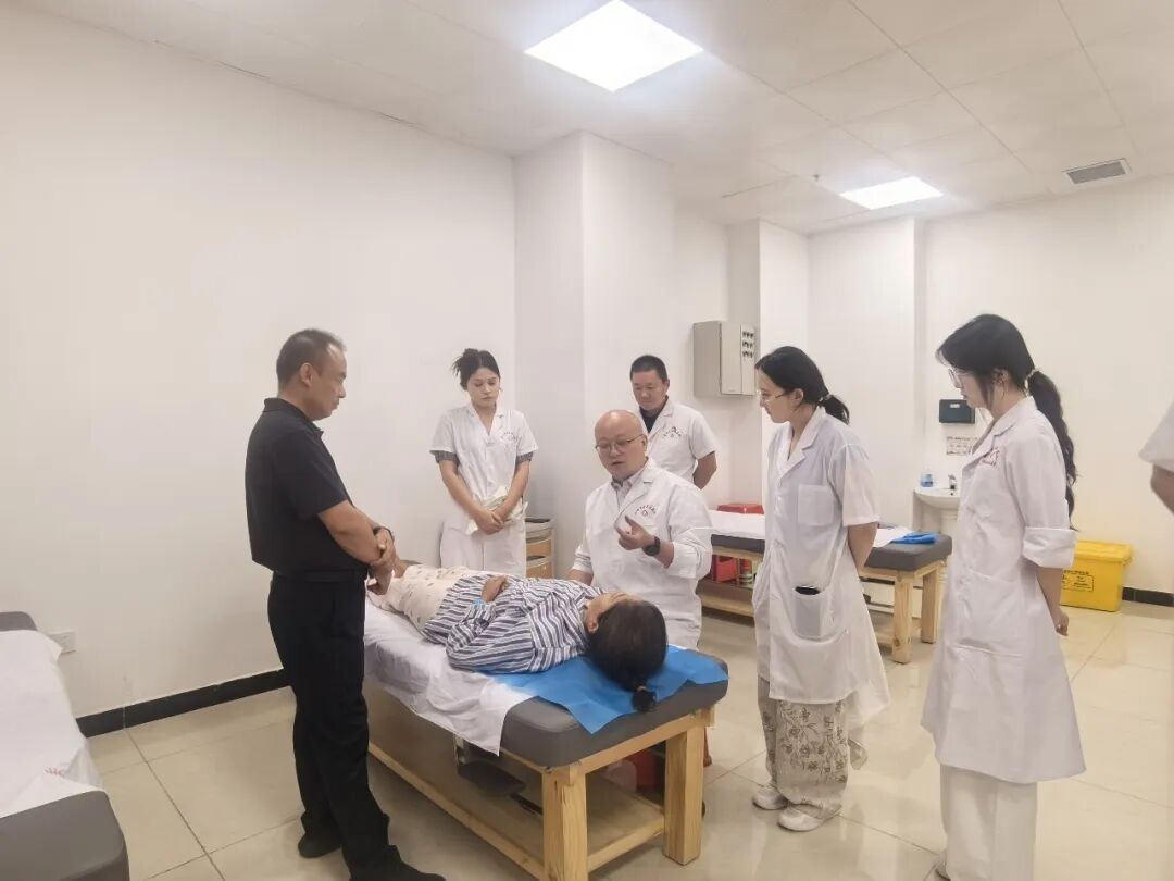 病床前就能做推拿!新疆这家医院“全院一张床”让中医推拿“活”起来 病床前就能做推拿!新疆这家医院“全院一张床”让中医推拿“活”起来