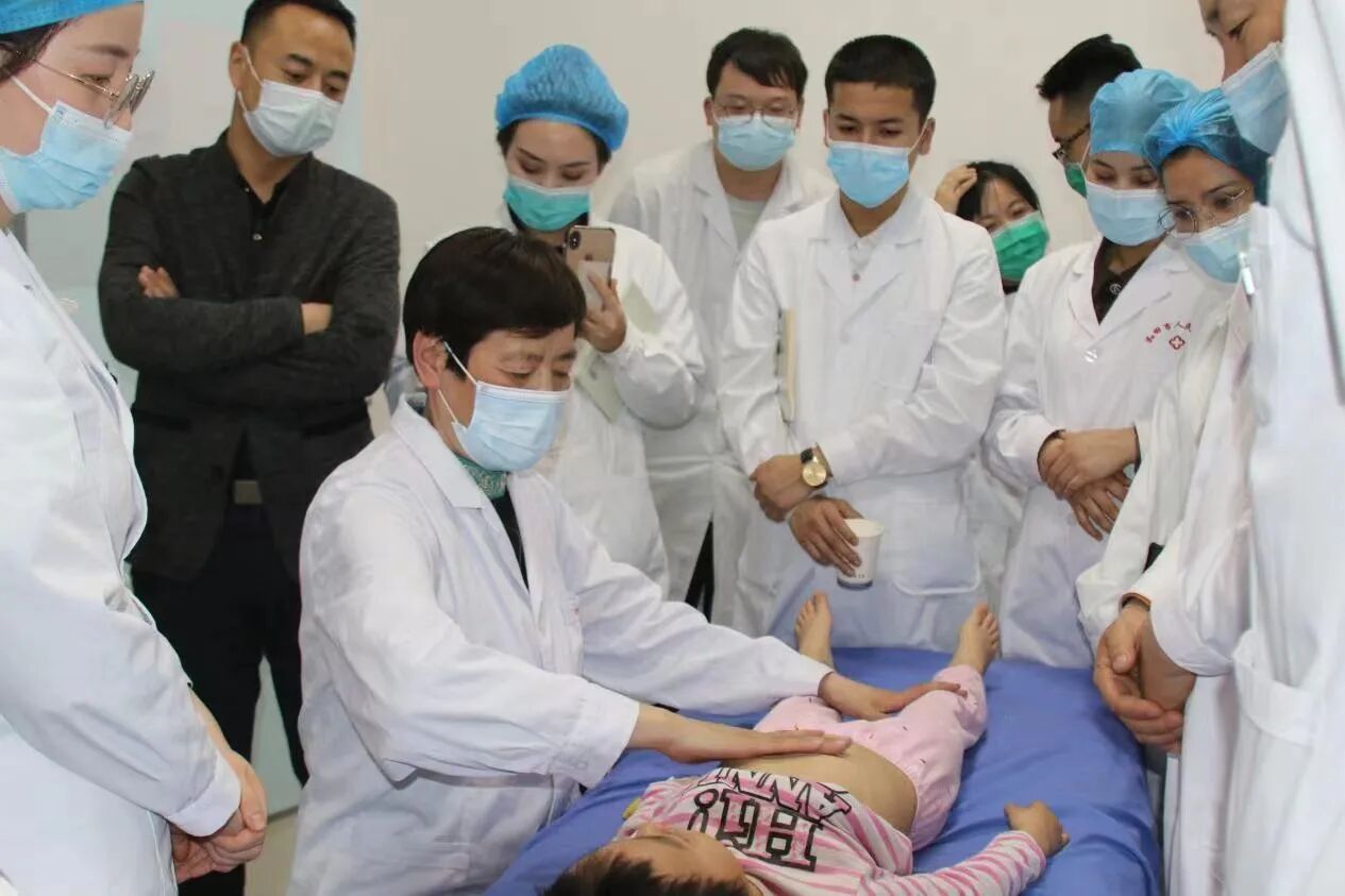 病床前就能做推拿!新疆这家医院“全院一张床”让中医推拿“活”起来 病床前就能做推拿!新疆这家医院“全院一张床”让中医推拿“活”起来