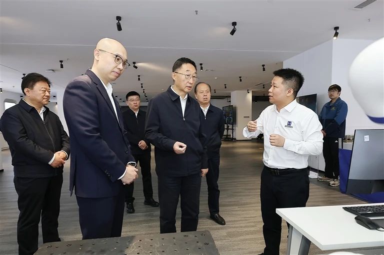 河南省委书记刘宁在郑州走访慰问青年团队代表时强调:推动中医药事业发扬光大 河南省委书记刘宁在郑州走访慰问青年团队代表时强调:推动中医药事业发扬光大